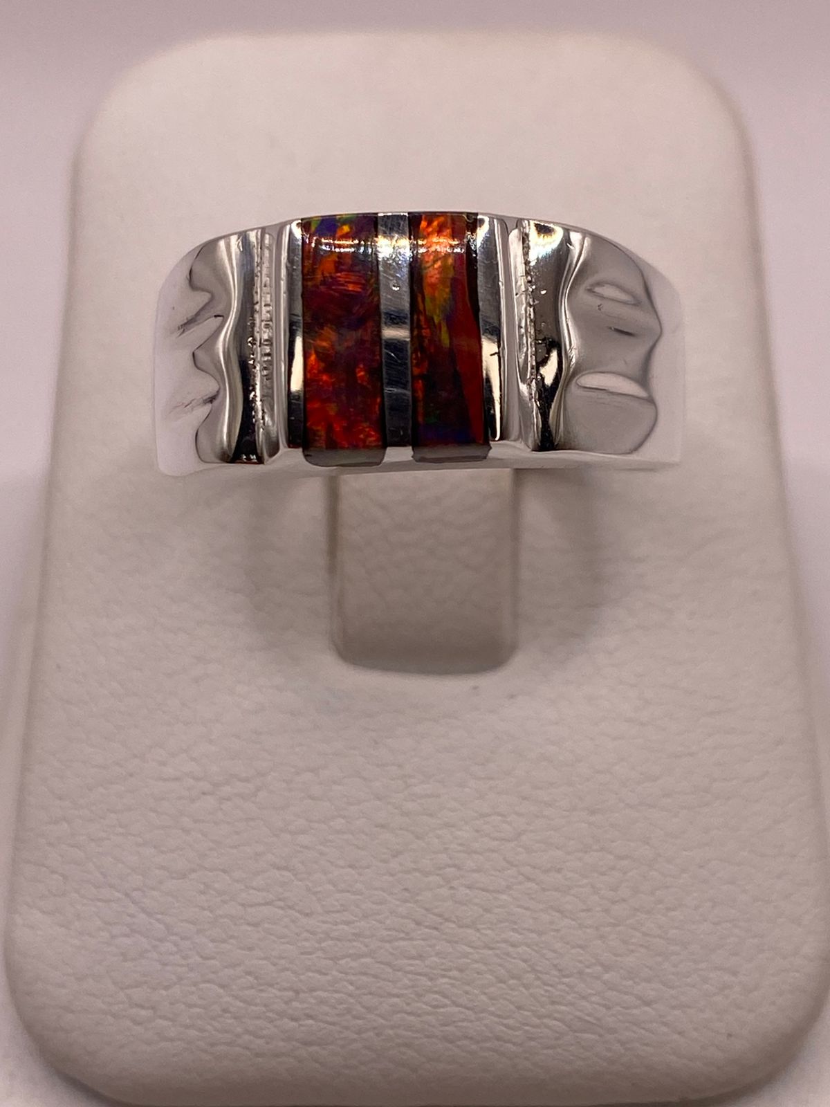 Anillo en Plata Ley 925 con Incrustación Vertical de Ópalo de Fuego en báscula mostrando peso