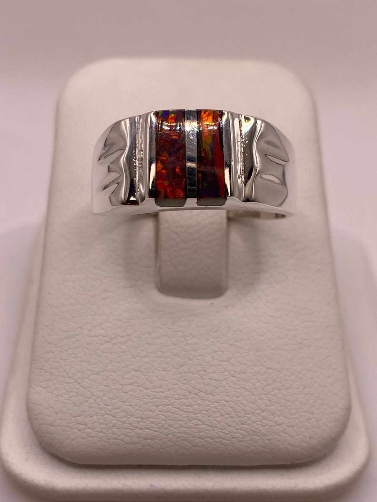 Anillo en Plata Ley 925 con Incrustación Vertical de Ópalo de Fuego, vista superior