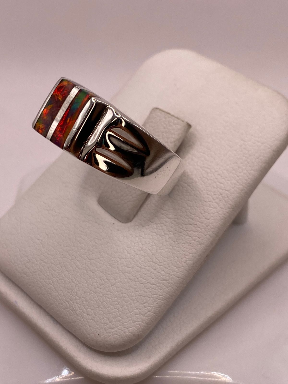 Anillo en Plata Ley 925 con Incrustación Vertical de Ópalo de Fuego, vista frontal