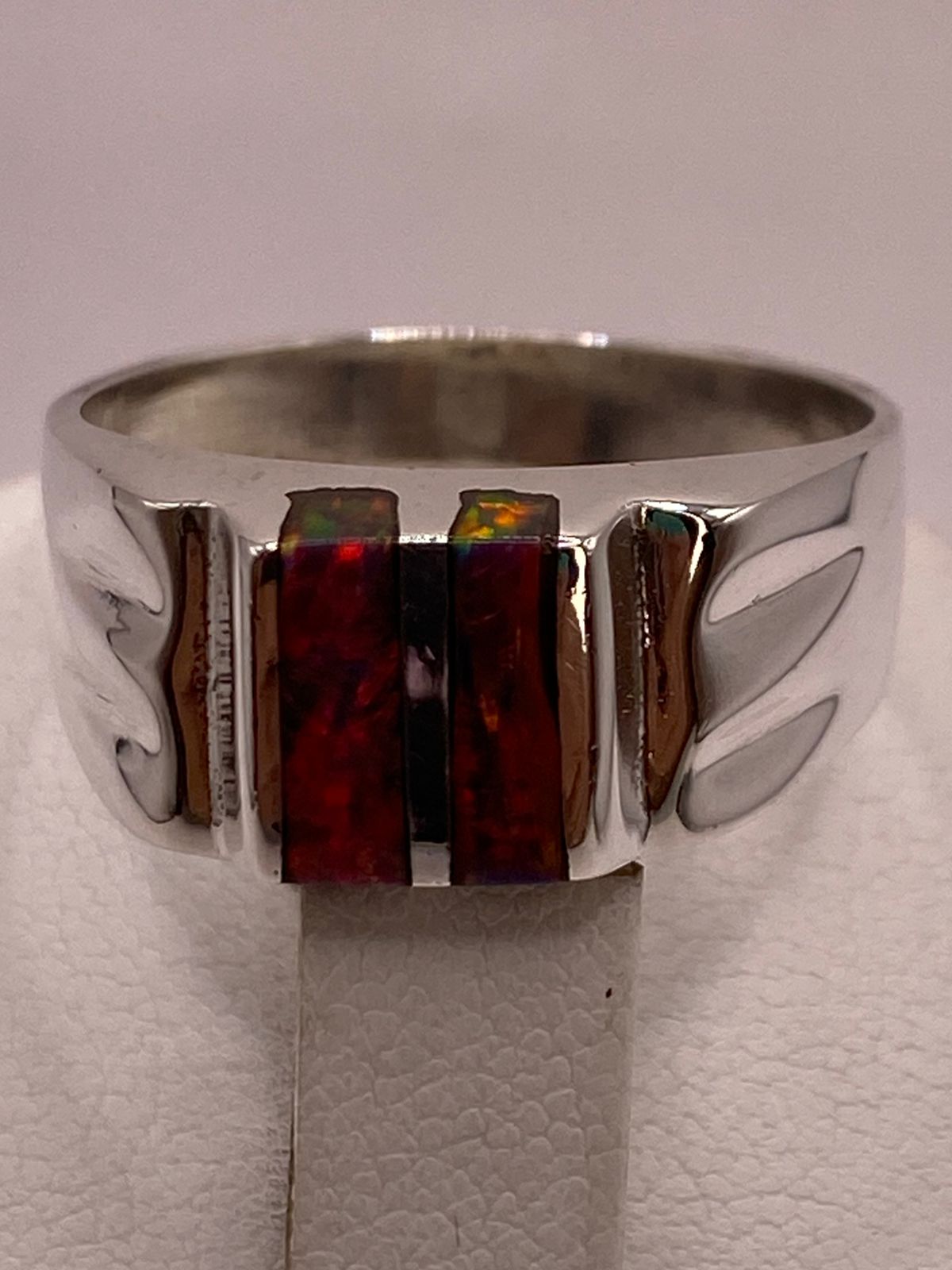 Anillo en Plata Ley 925 con Incrustación Vertical de Ópalo de Fuego, sello de autenticidad Plata Ley .925
