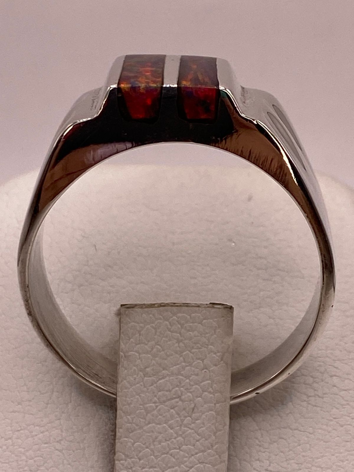 Anillo en Plata Ley 925 con Incrustación Vertical de Ópalo de Fuego, vista de detalle