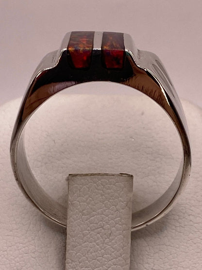 Anillo en Plata Ley 925 con Incrustación Vertical de Ópalo de Fuego, vista de detalle