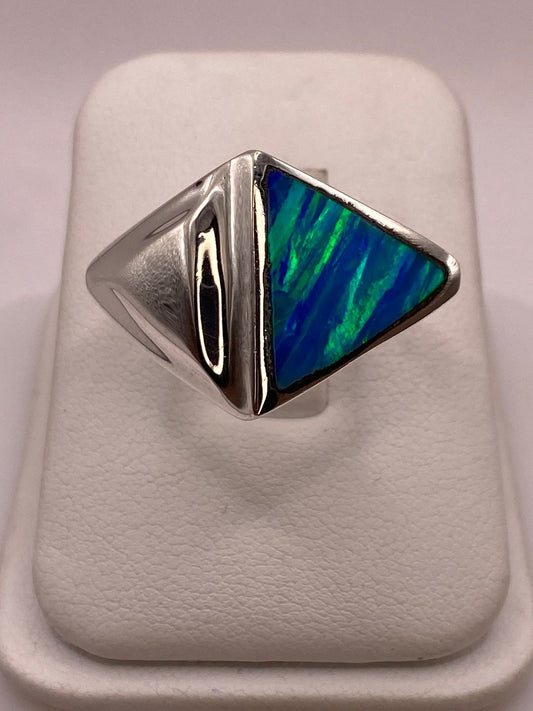 Anillo Plata Ley 925 con Ópalo de Fuego Azul‑verde Diseño Triangular Moderno en báscula mostrando peso