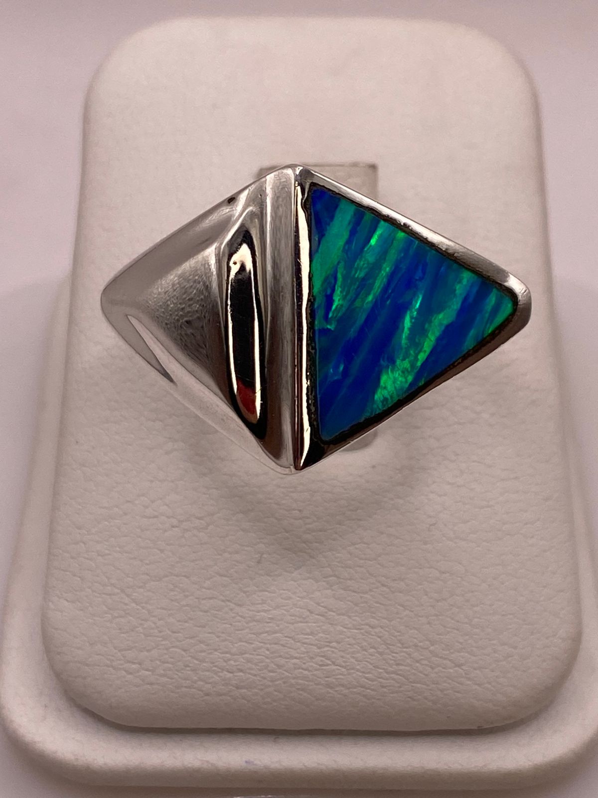 Anillo Plata Ley 925 con Ópalo de Fuego Azul‑verde Diseño Triangular Moderno, vista frontal