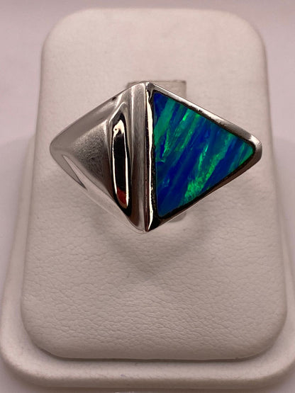 Anillo Plata Ley 925 con Ópalo de Fuego Azul‑verde Diseño Triangular Moderno, vista frontal