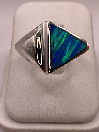 Anillo Plata Ley 925 con Ópalo de Fuego Azul‑verde Diseño Triangular Moderno, vista lateral