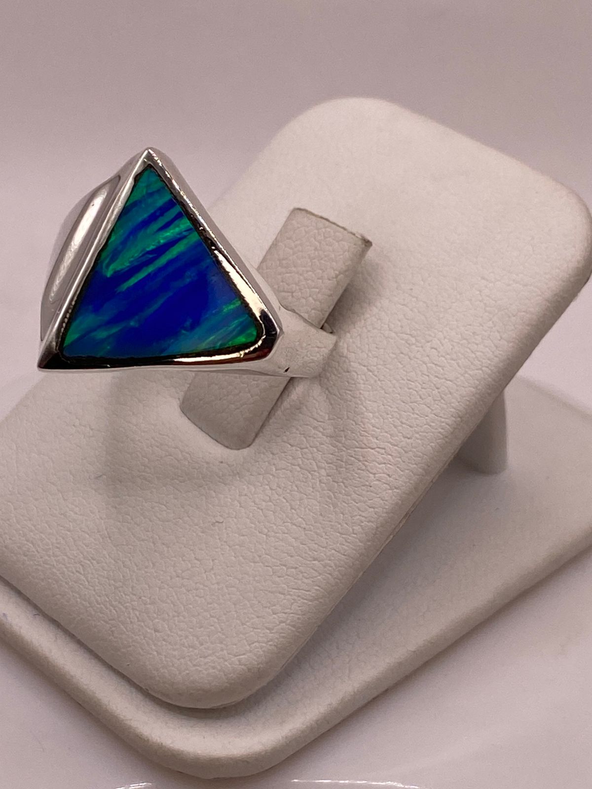 Anillo Plata Ley 925 con Ópalo de Fuego Azul‑verde Diseño Triangular Moderno, vista de detalle