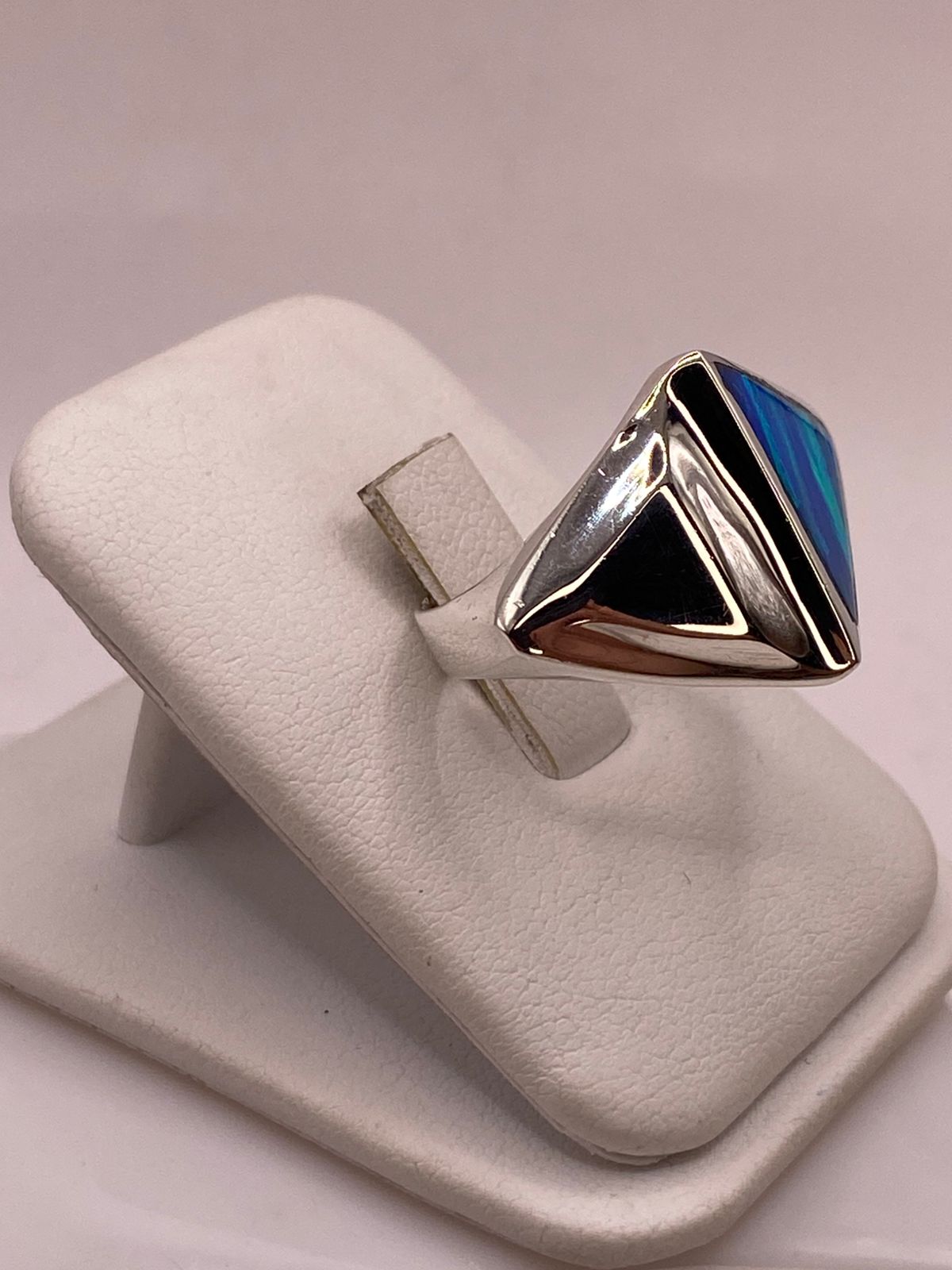 Anillo Plata Ley 925 con Ópalo de Fuego Azul‑verde Diseño Triangular Moderno, vista superior