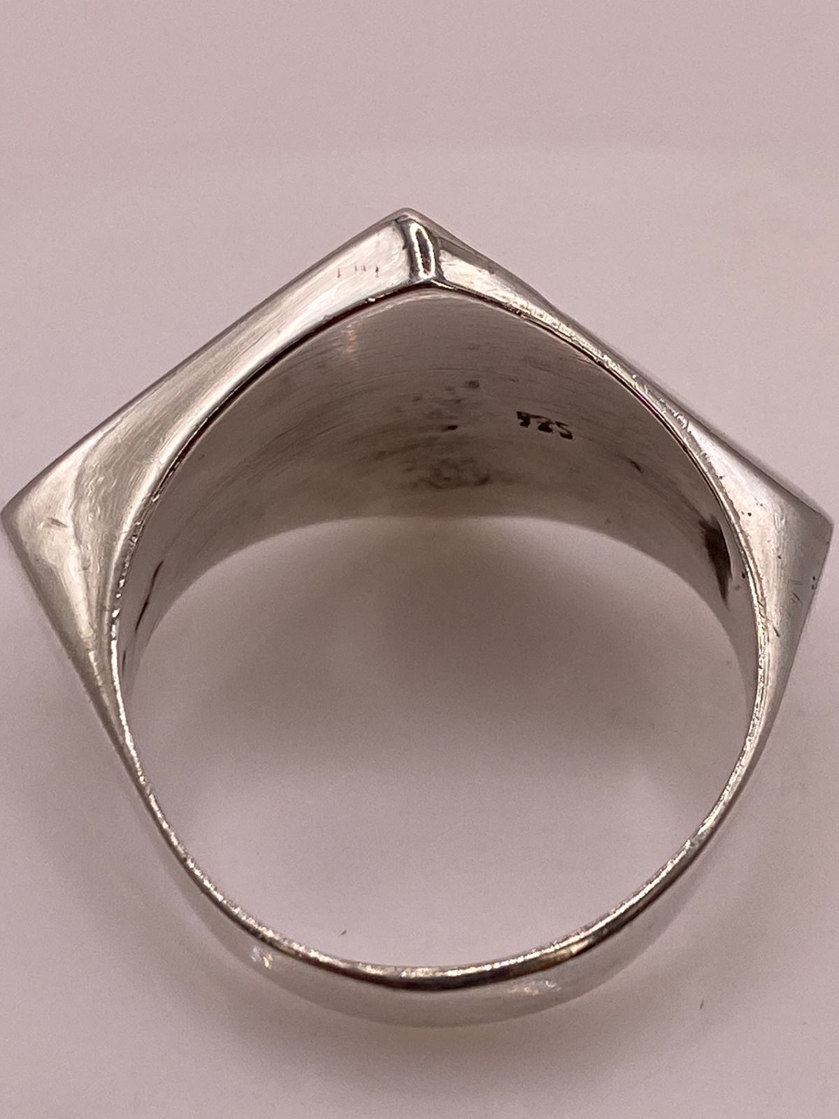 Anillo Plata Ley 925 con Ópalo de Fuego Azul‑verde Diseño Triangular Moderno, sello de autenticidad Plata Ley .925