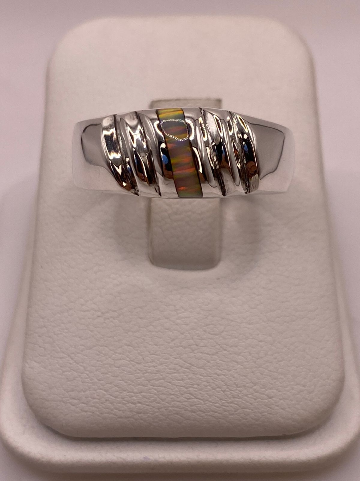 Anillo Plata Ley 925 con Ópalo de Fuego Diseño Contemporáneo, vista de detalle