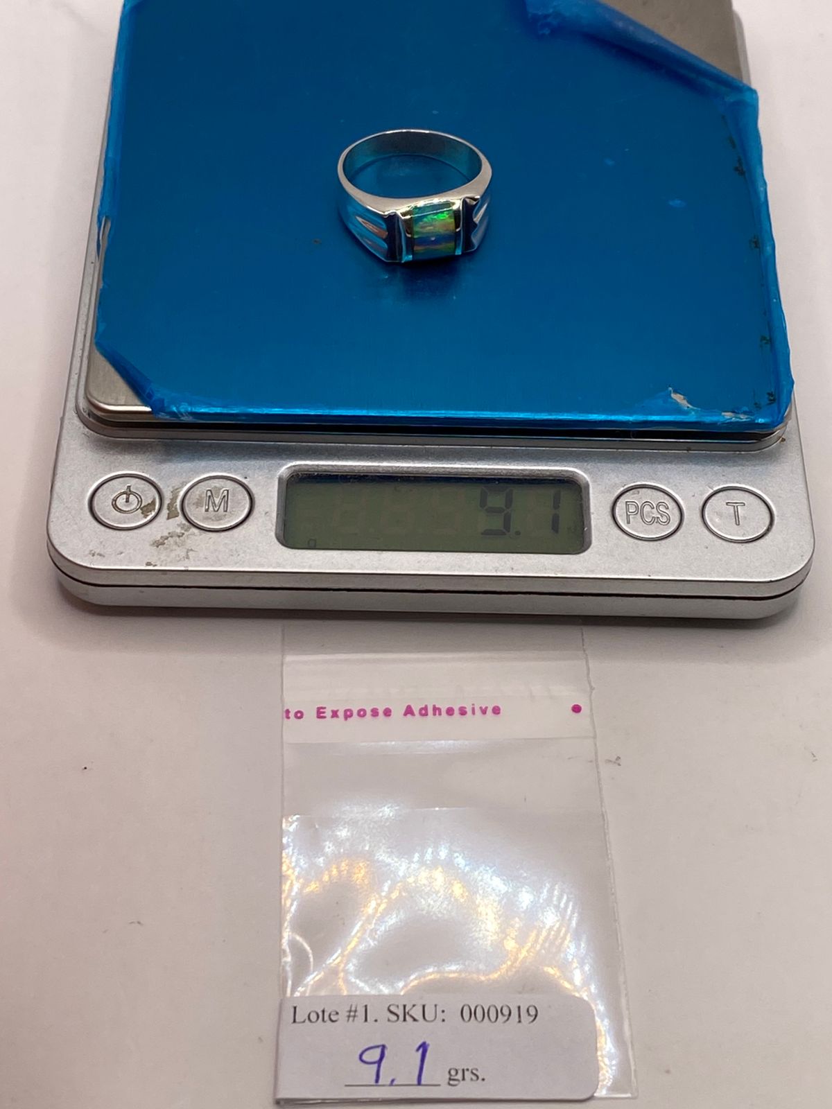 Anillo Plata Ley 925 con Ópalo de Fuego Diseño Contemporáneo con Incrustación Central, peso en gramos (báscula)
