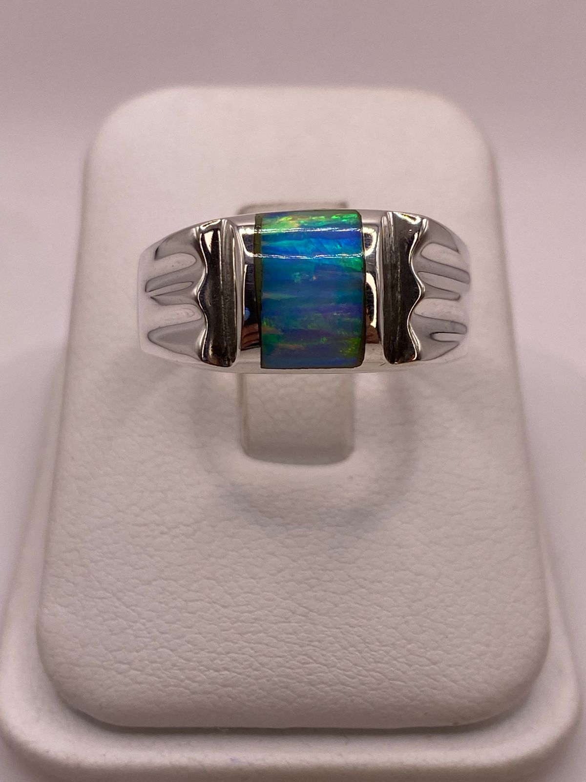 Anillo Plata Ley 925 con Ópalo de Fuego Diseño Contemporáneo con Incrustación Central, vista frontal