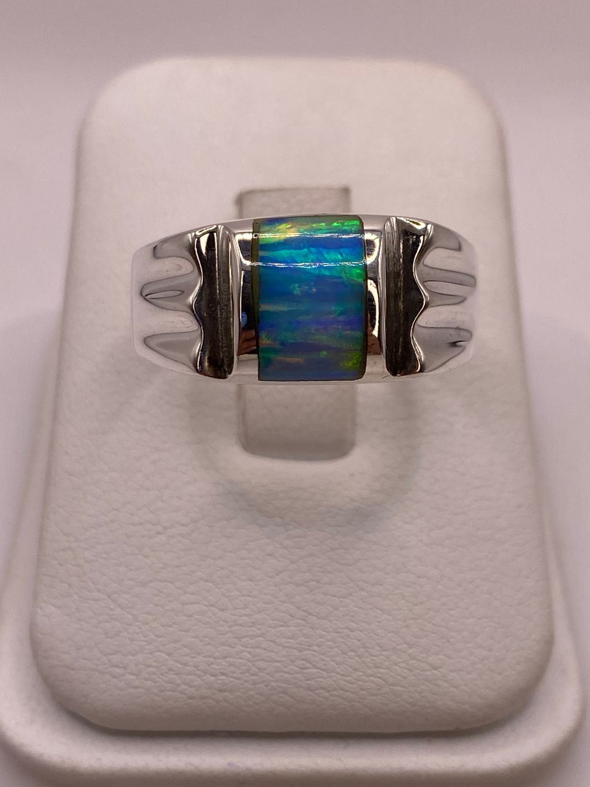 Anillo Plata Ley 925 con Ópalo de Fuego Diseño Contemporáneo con Incrustación Central, vista de detalle