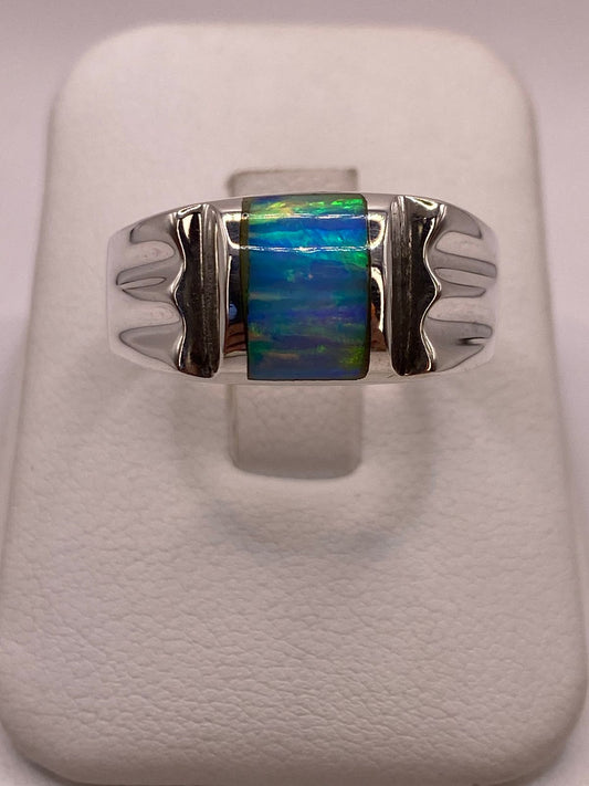 Anillo Plata Ley 925 con Ópalo de Fuego Diseño Contemporáneo con Incrustación Central en báscula mostrando peso