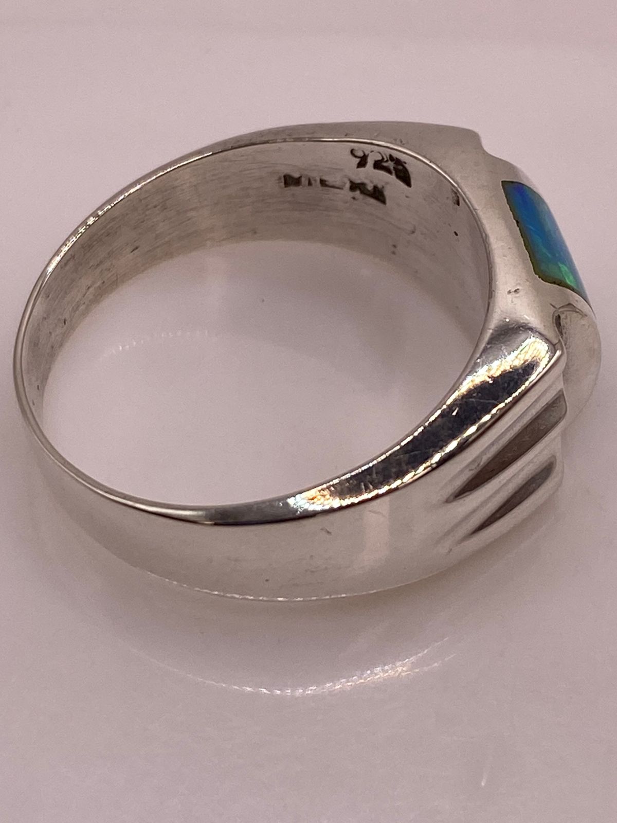 Anillo Plata Ley 925 con Ópalo de Fuego Diseño Contemporáneo con Incrustación Central, sello de autenticidad Plata Ley .925