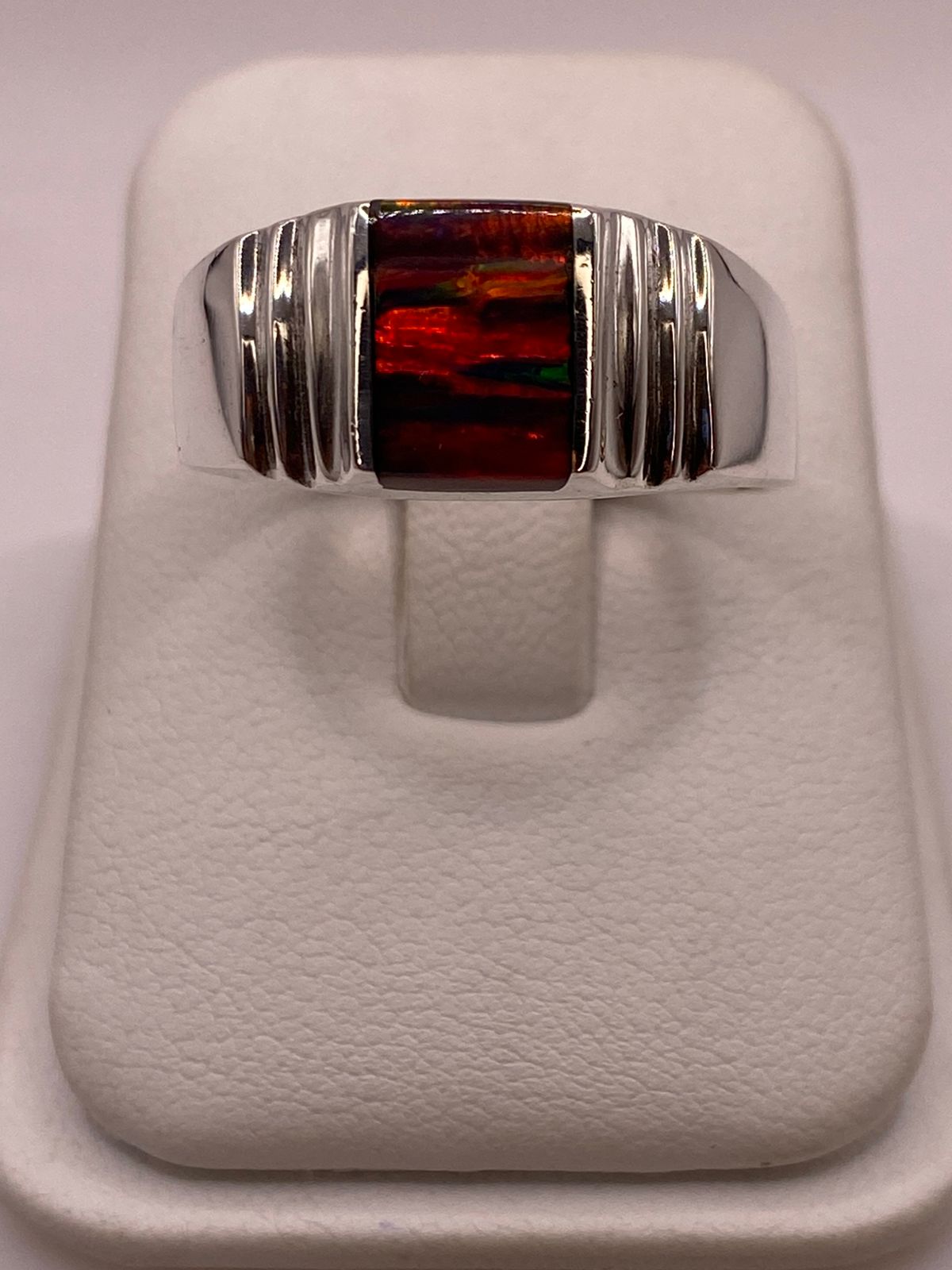 Anillo Plata Ley 925 con Ópalo de Fuego Diseño Moderno, vista de detalle