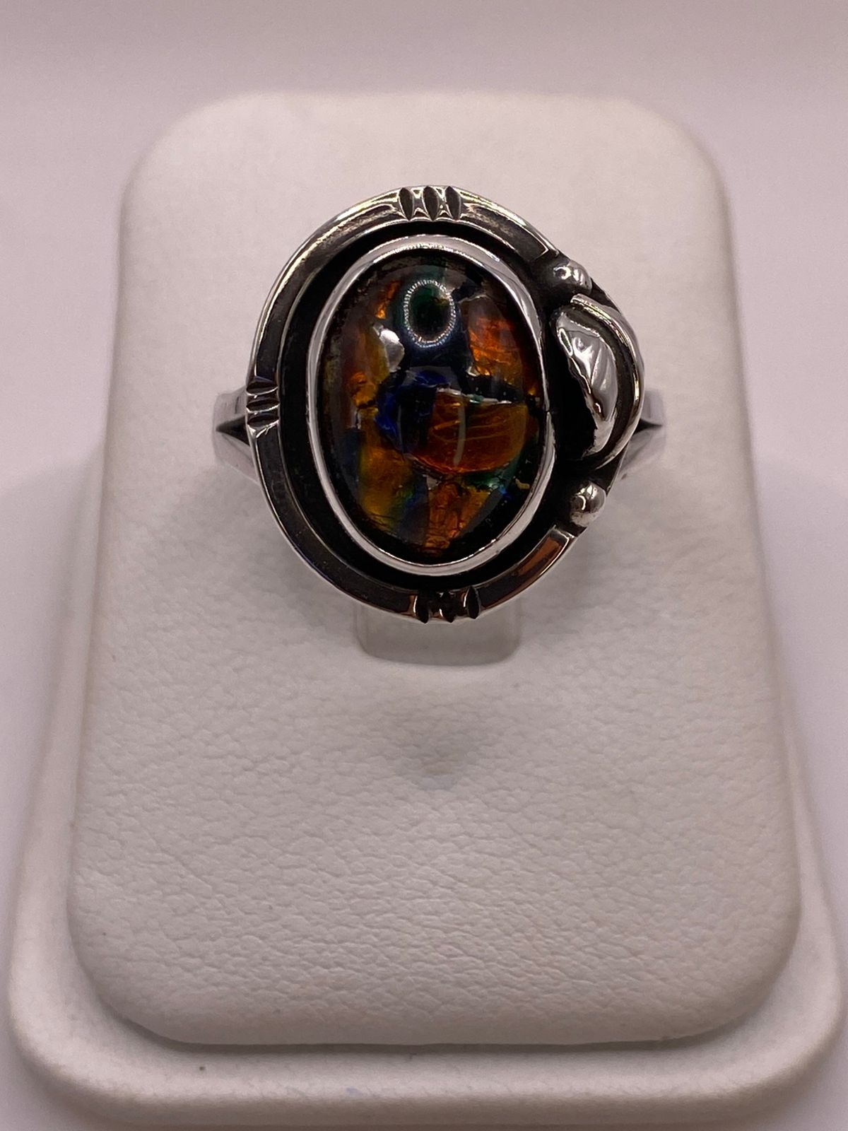 Anillo Plata Ley 925 con Ópalo de Fuego Diseño Ovalado Artesanal — ángulo diagonal