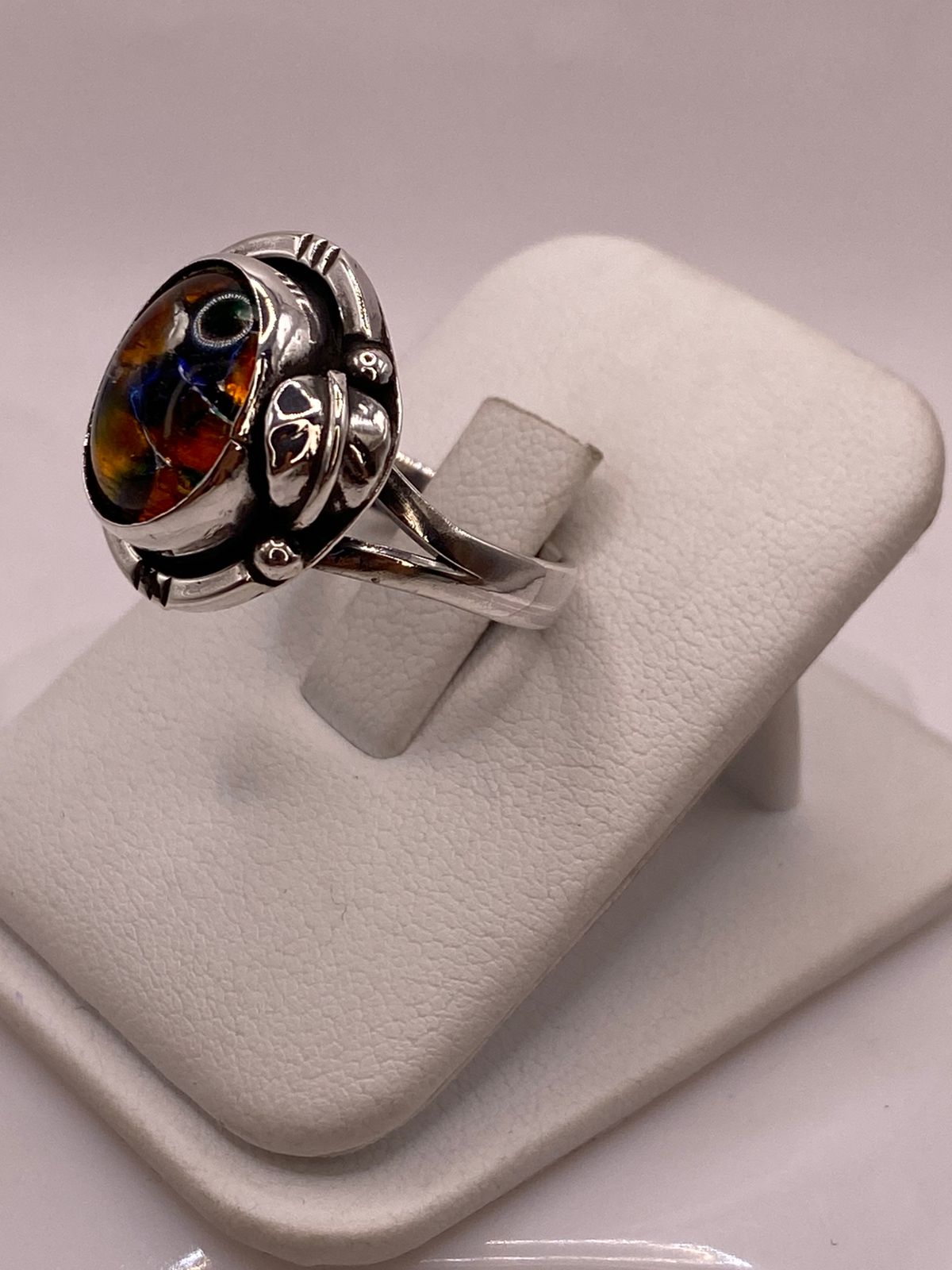 Anillo Plata Ley 925 con Ópalo de Fuego Diseño Ovalado Artesanal, vista lateral