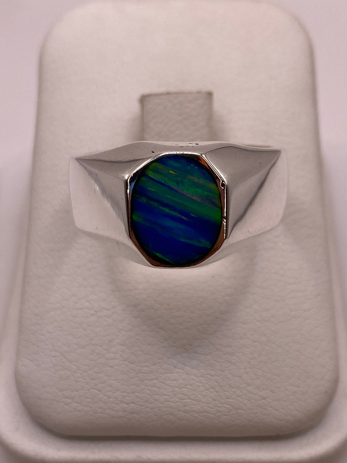 Anillo en Plata Ley 925 con Ópalo de Fuego Diseño Ovalado Moderno, vista de detalle