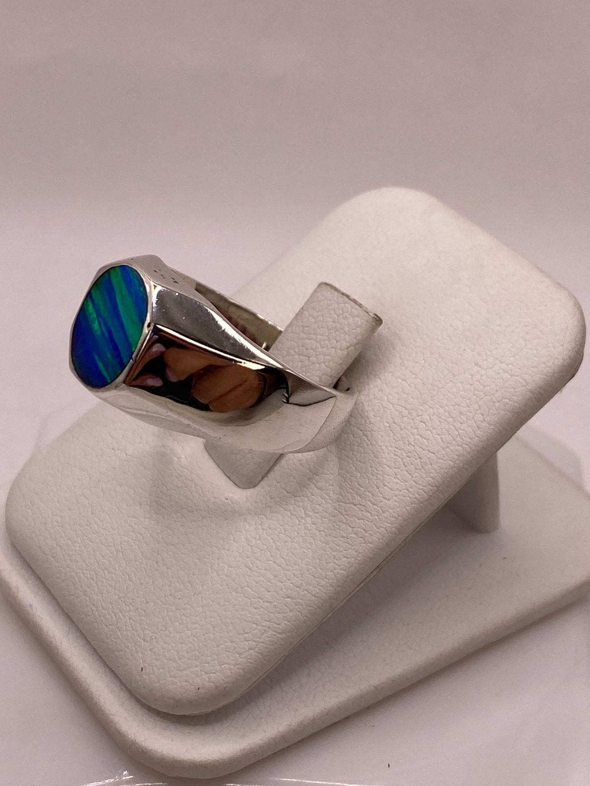 Anillo en Plata Ley 925 con Ópalo de Fuego Diseño Ovalado Moderno, vista frontal