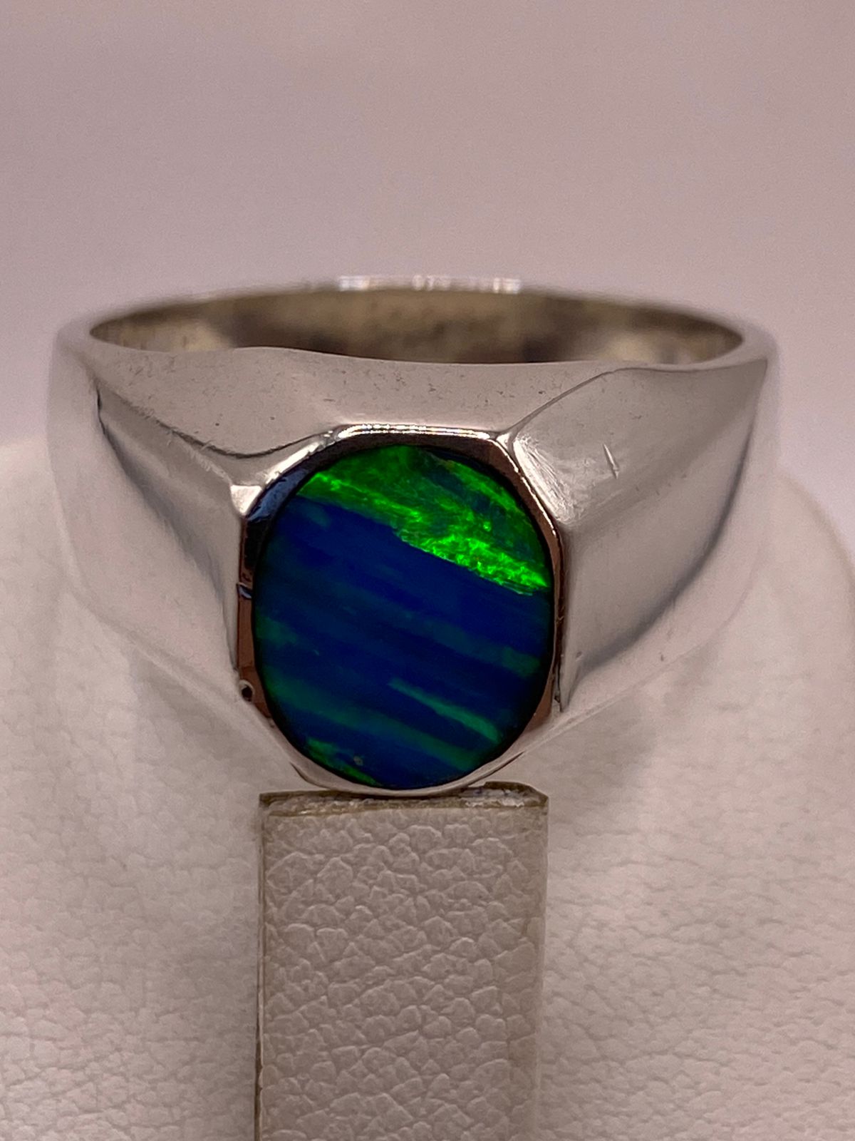 Anillo en Plata Ley 925 con Ópalo de Fuego Diseño Ovalado Moderno, vista superior
