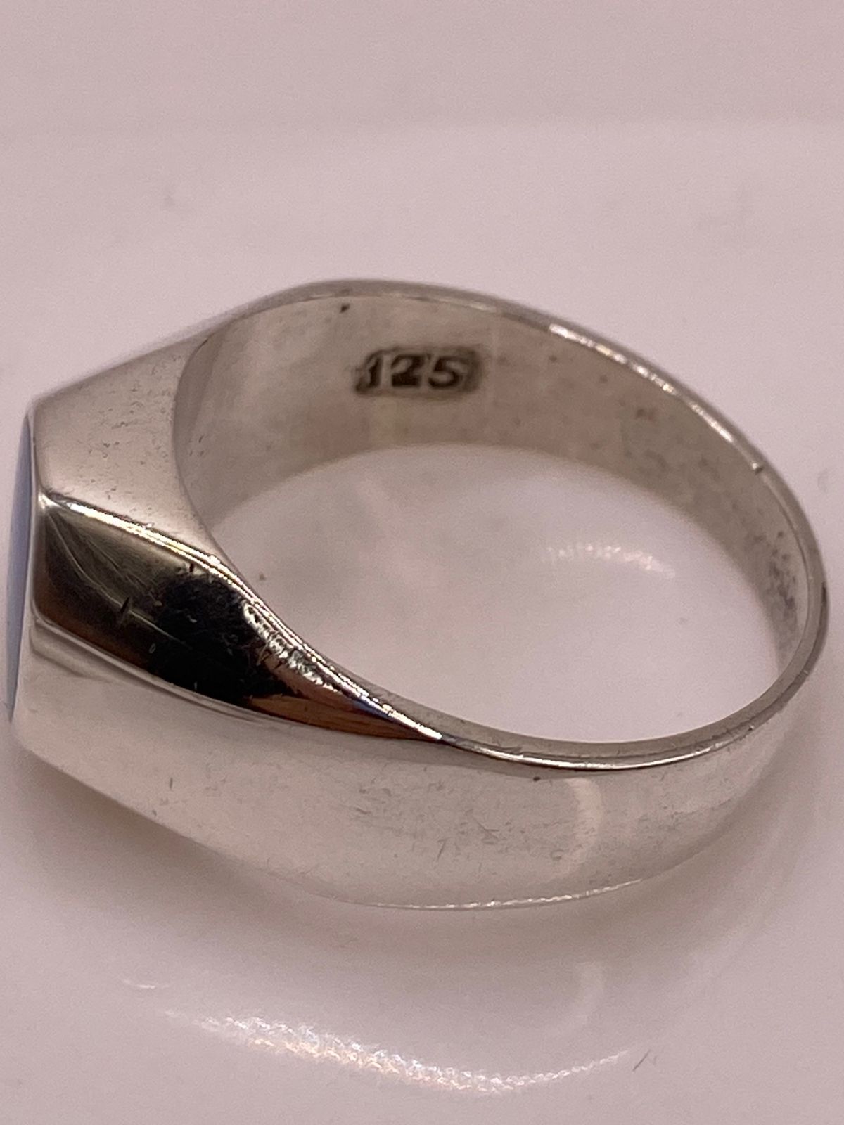 Anillo en Plata Ley 925 con Ópalo de Fuego Diseño Ovalado Moderno, sello de autenticidad Plata Ley .925