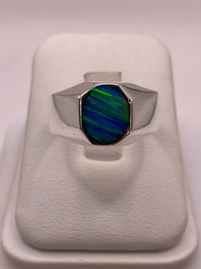 Anillo en Plata Ley 925 con Ópalo de Fuego Diseño Ovalado Moderno, vista lateral