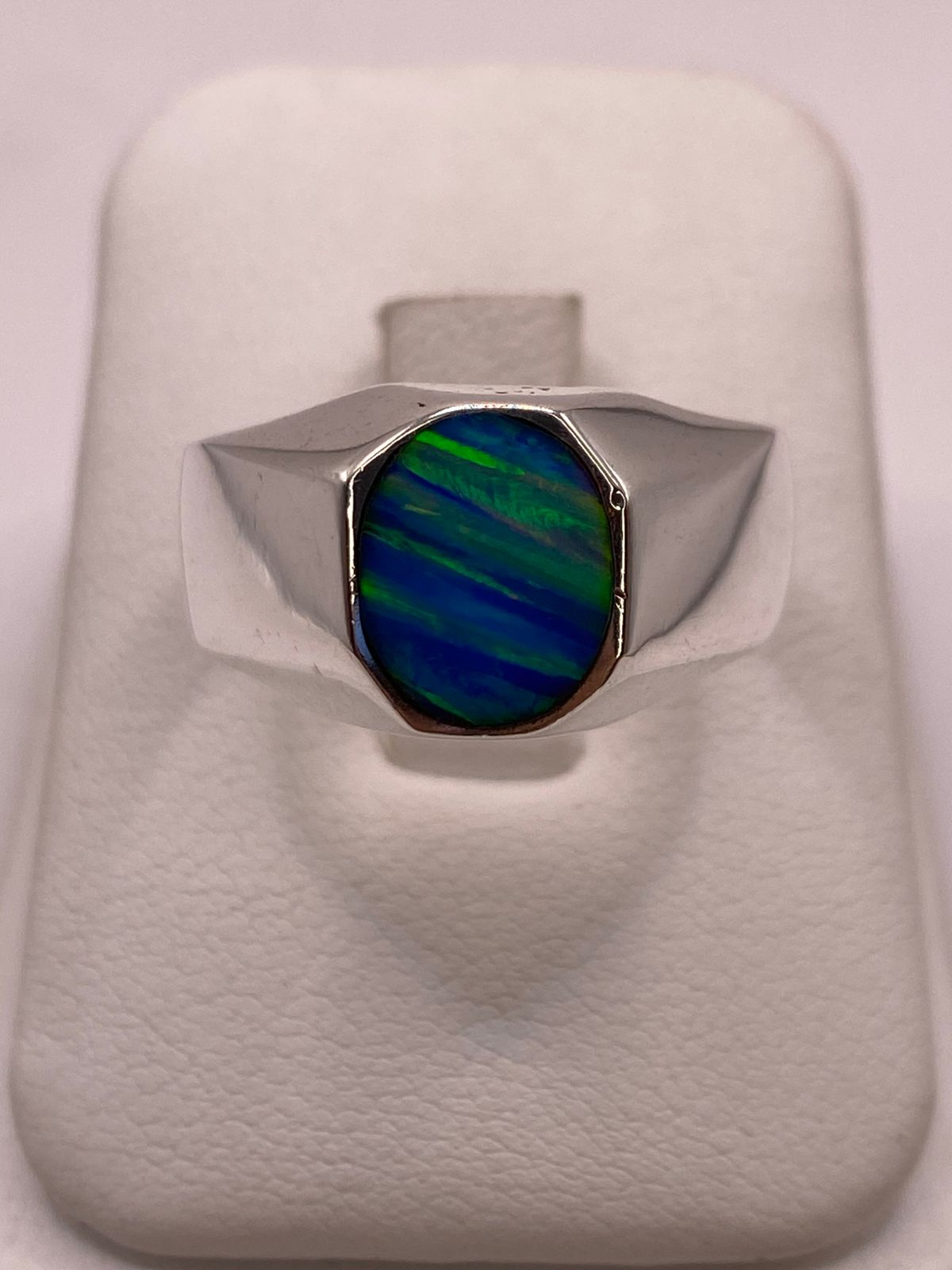 Anillo en Plata Ley 925 con Ópalo de Fuego Diseño Ovalado Moderno en báscula mostrando peso