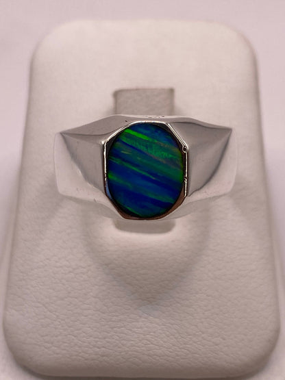 Anillo en Plata Ley 925 con Ópalo de Fuego Diseño Ovalado Moderno en báscula mostrando peso