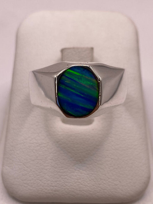 Anillo en Plata Ley 925 con Ópalo de Fuego Diseño Ovalado Moderno en báscula mostrando peso