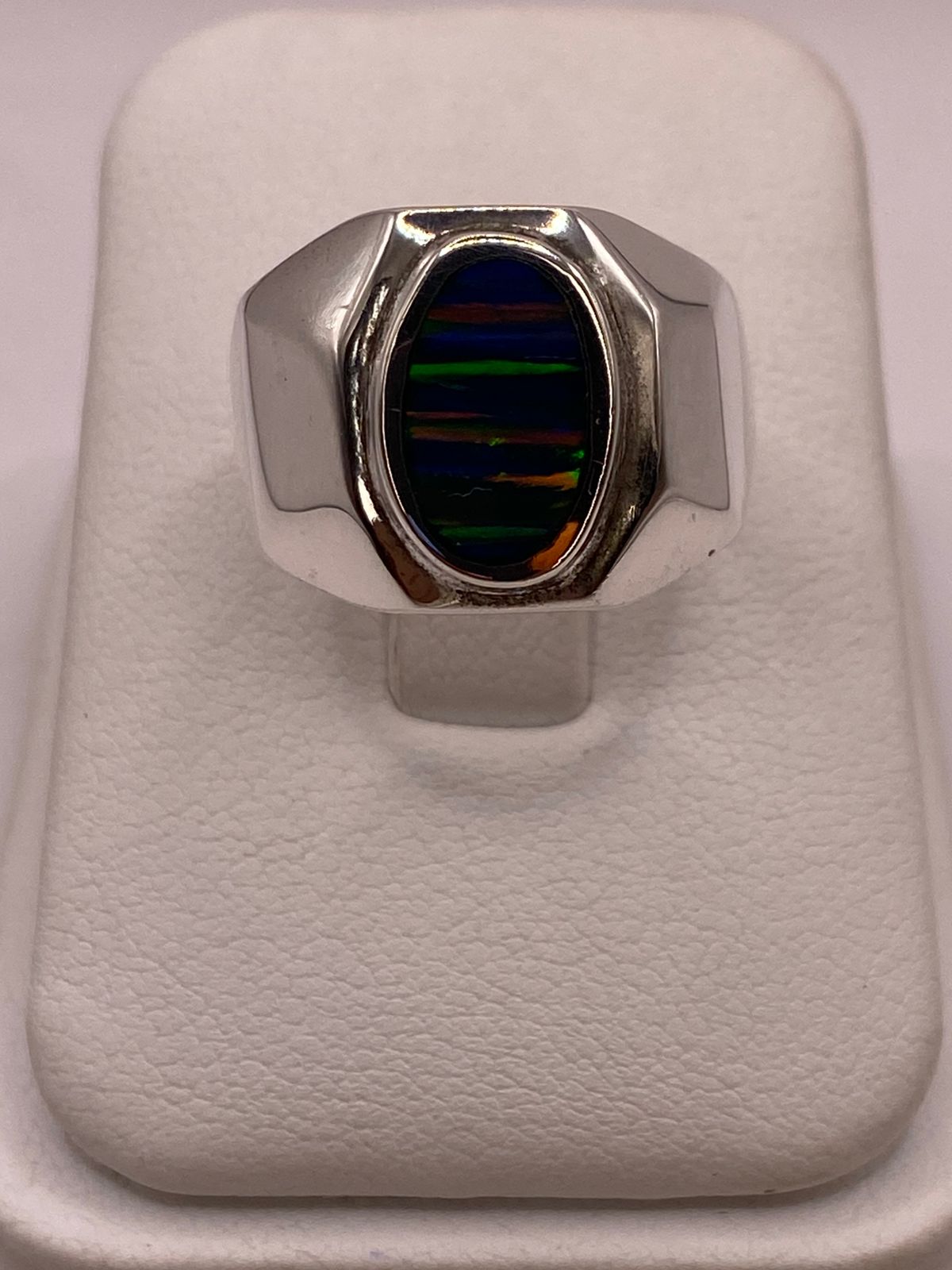 Anillo en Plata Ley 925 con Ópalo de Fuego Diseño Ovalado Moderno, vista lateral