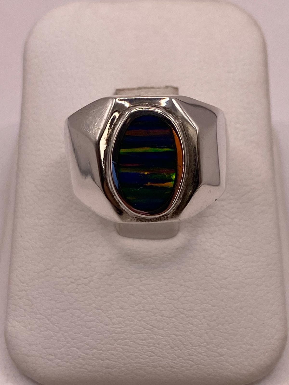 Anillo en Plata Ley 925 con Ópalo de Fuego Diseño Ovalado Moderno, vista de detalle