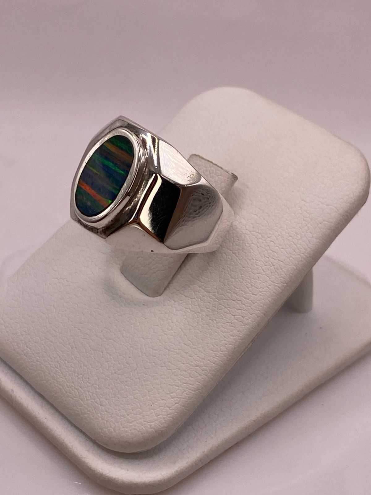 Anillo en Plata Ley 925 con Ópalo de Fuego Diseño Ovalado Moderno, vista frontal