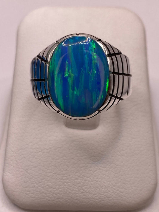 Anillo en Plata Ley 925 con Ópalo de Fuego Diseño Ovalado Segmentado en báscula mostrando peso