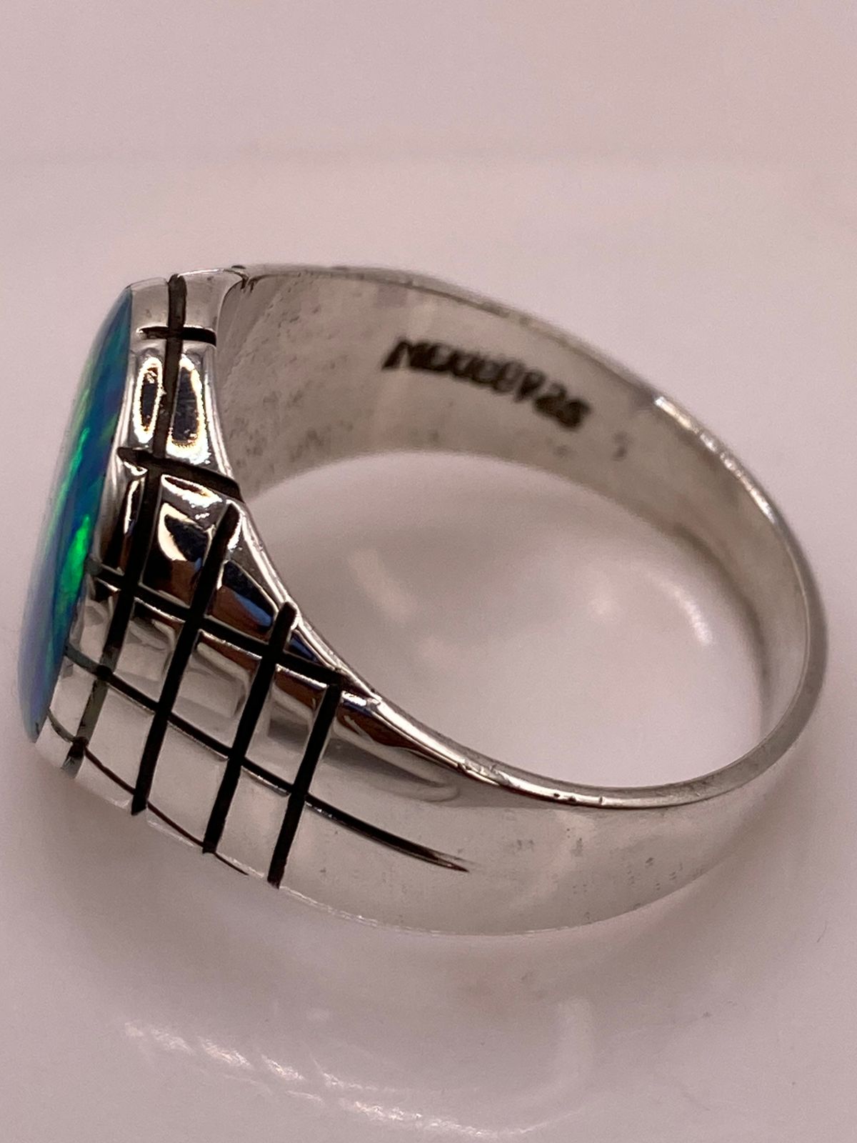 Anillo en Plata Ley 925 con Ópalo de Fuego Diseño Ovalado Segmentado, sello de autenticidad Plata Ley .925