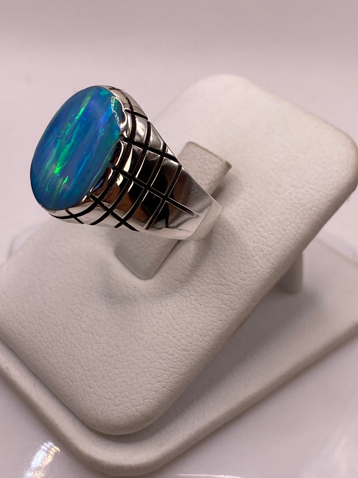 Anillo en Plata Ley 925 con Ópalo de Fuego Diseño Ovalado Segmentado, vista frontal