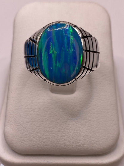 Anillo en Plata Ley 925 con Ópalo de Fuego Diseño Ovalado Segmentado, vista lateral