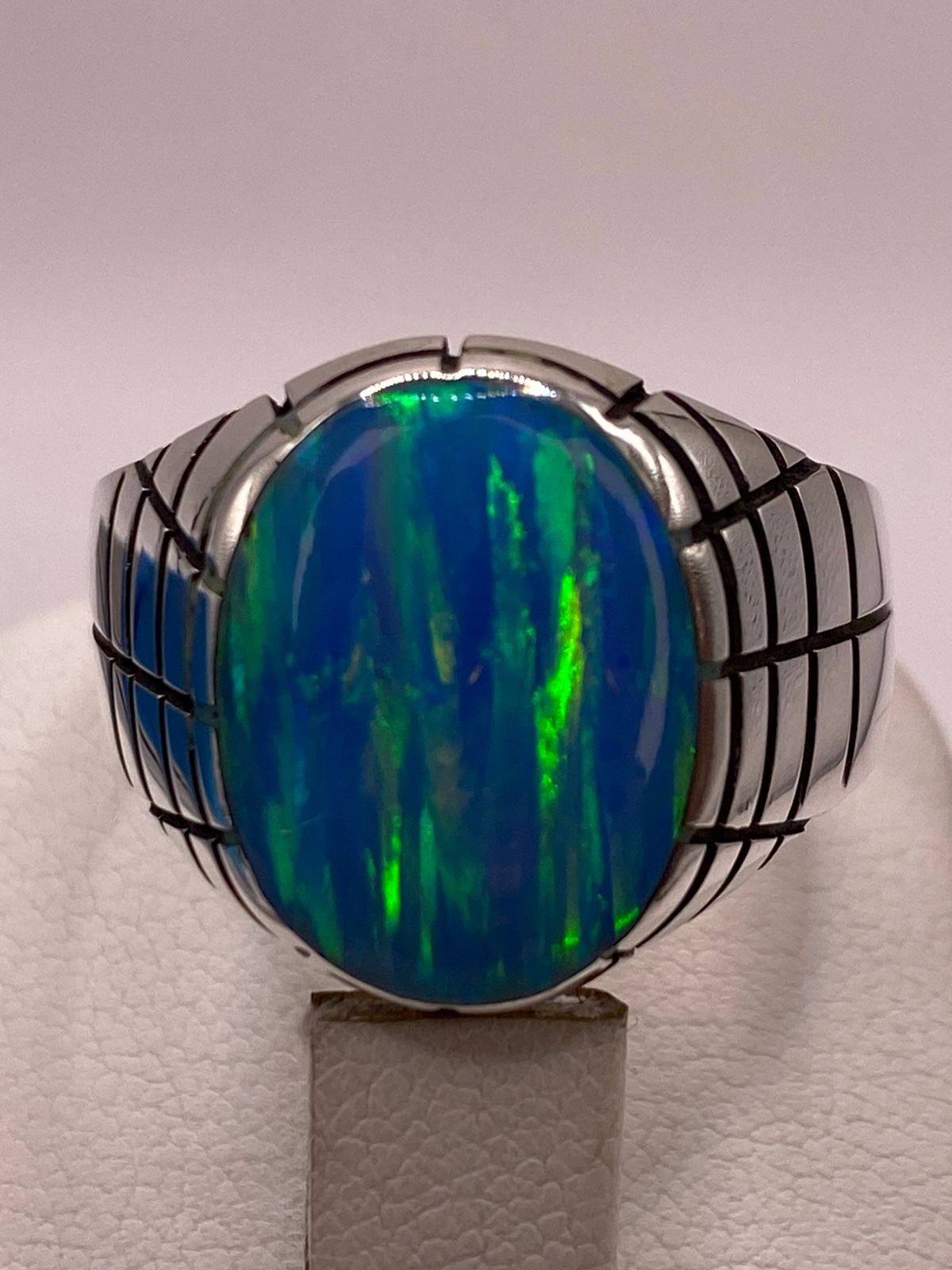 Anillo en Plata Ley 925 con Ópalo de Fuego Diseño Ovalado Segmentado, vista superior