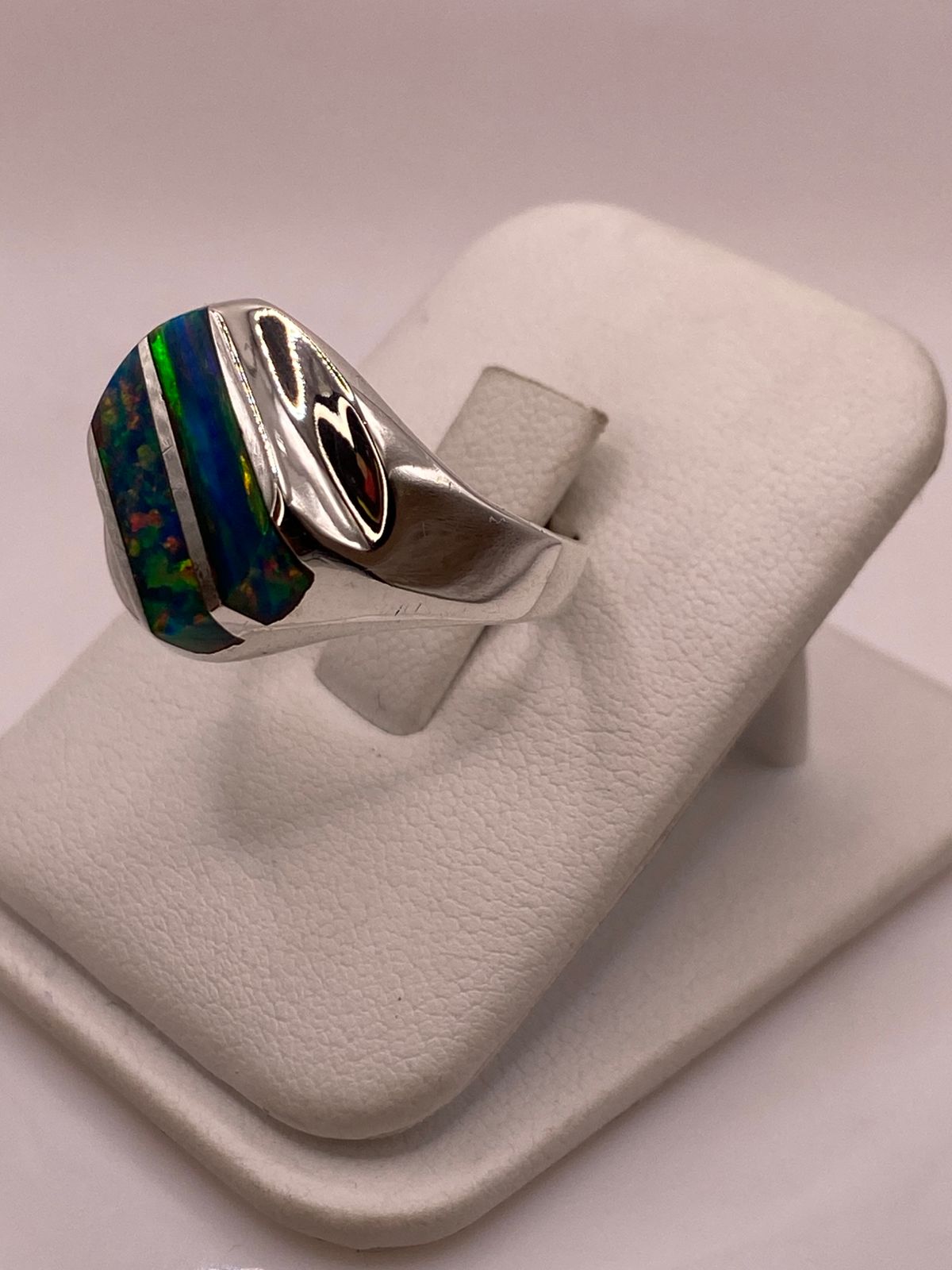 Anillo Plata Ley 925 con Ópalo de Fuego Diseño Segmentado Moderno, vista lateral