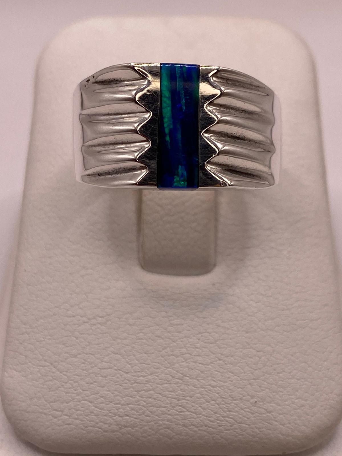 Anillo Plata Ley 925 con Ópalo de Fuego Diseño Contemporáneo Incrustación Vertical, vista lateral