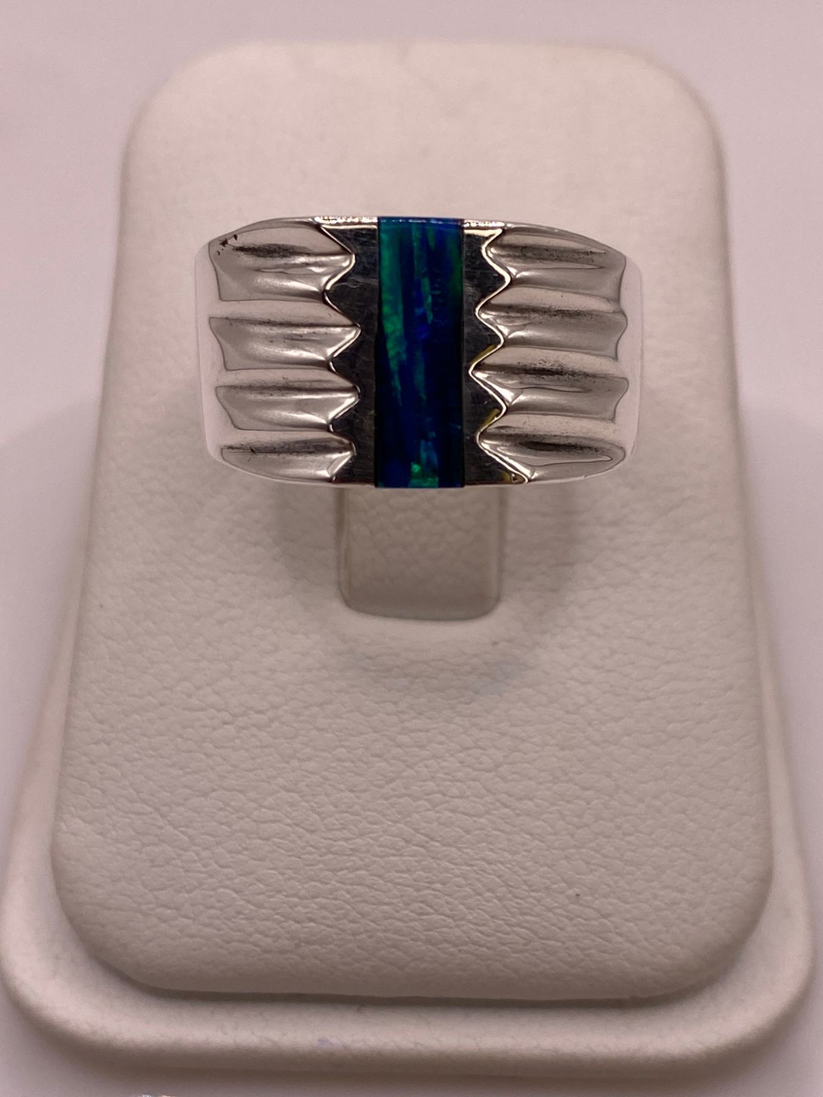 Anillo Plata Ley 925 con Ópalo de Fuego Diseño Contemporáneo Incrustación Vertical en báscula mostrando peso