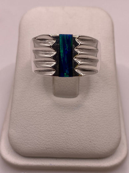 Anillo Plata Ley 925 con Ópalo de Fuego Diseño Contemporáneo Incrustación Vertical en báscula mostrando peso