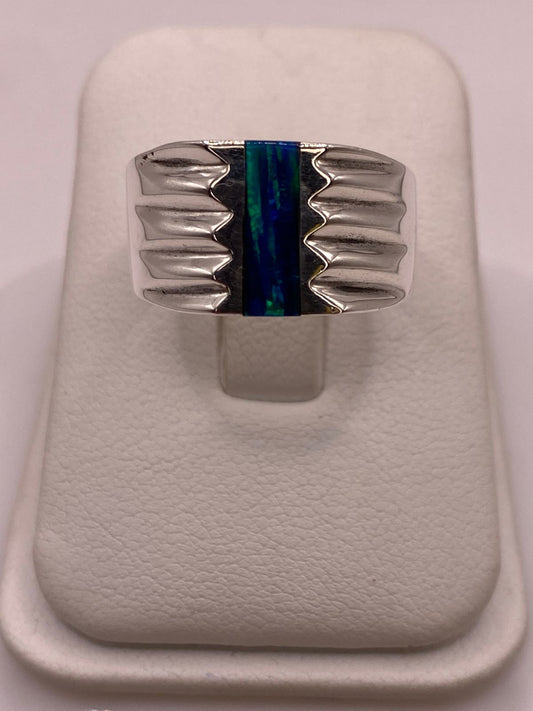 Anillo Plata Ley 925 con Ópalo de Fuego Diseño Contemporáneo Incrustación Vertical en báscula mostrando peso