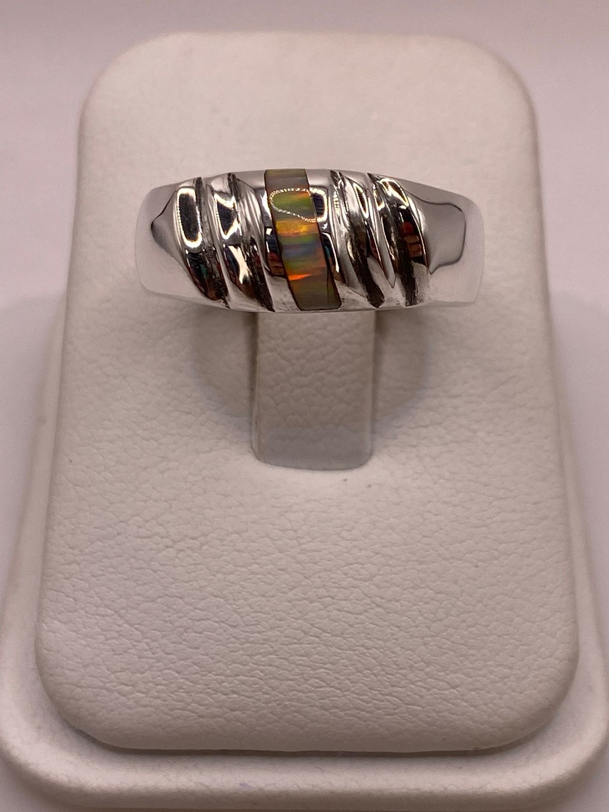 Anillo Plata Ley 925 con Ópalo de Fuego e Incrustación Vertical — ángulo diagonal