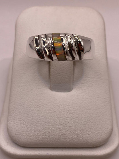 Anillo Plata Ley 925 con Ópalo de Fuego e Incrustación Vertical — ángulo diagonal