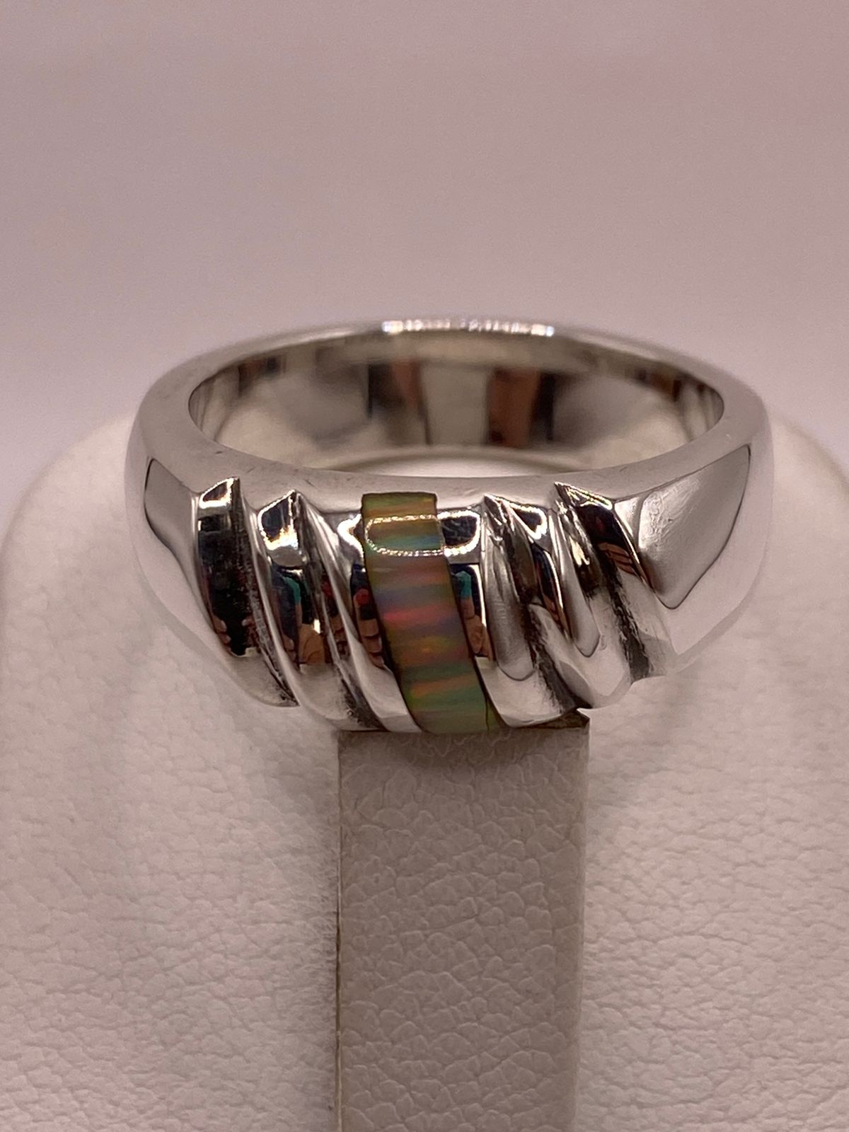 Anillo Plata Ley 925 con Ópalo de Fuego e Incrustación Vertical, vista de detalle