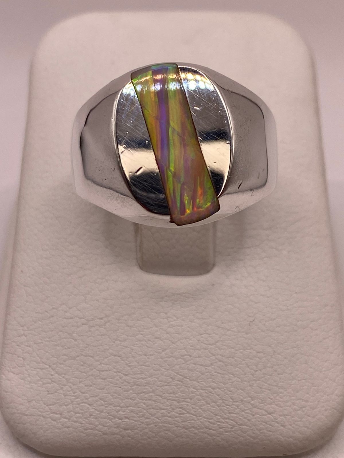 Anillo Plata Ley 925 Ópalo de Fuego Diseño Ovalado con Incrustación Diagonal — vista lateral