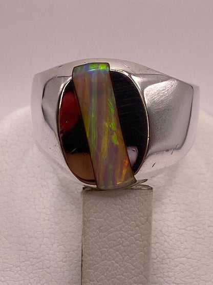 Anillo Plata Ley 925 Ópalo de Fuego Diseño Ovalado con Incrustación Diagonal, vista lateral