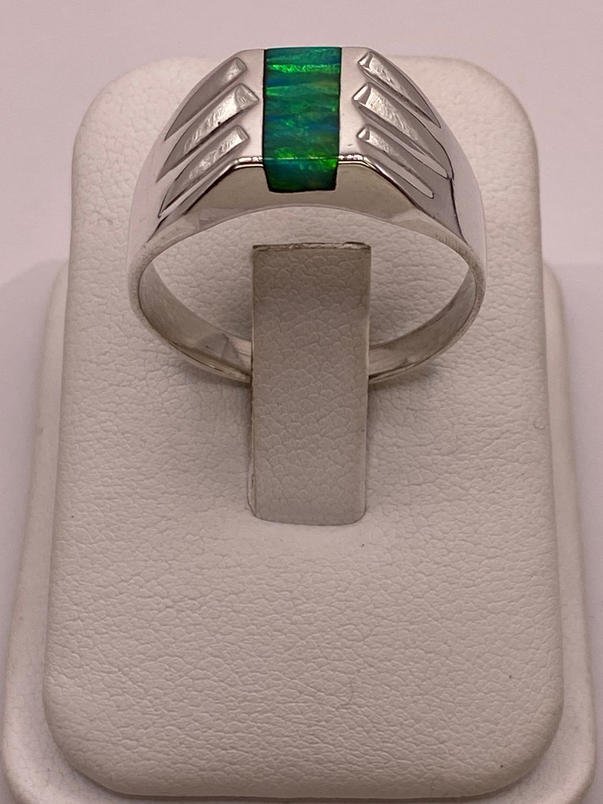 Anillo Plata Ley 925 con Ópalo Fuego Verde Diseño Contemporáneo con Incrustación Vertical, vista frontal