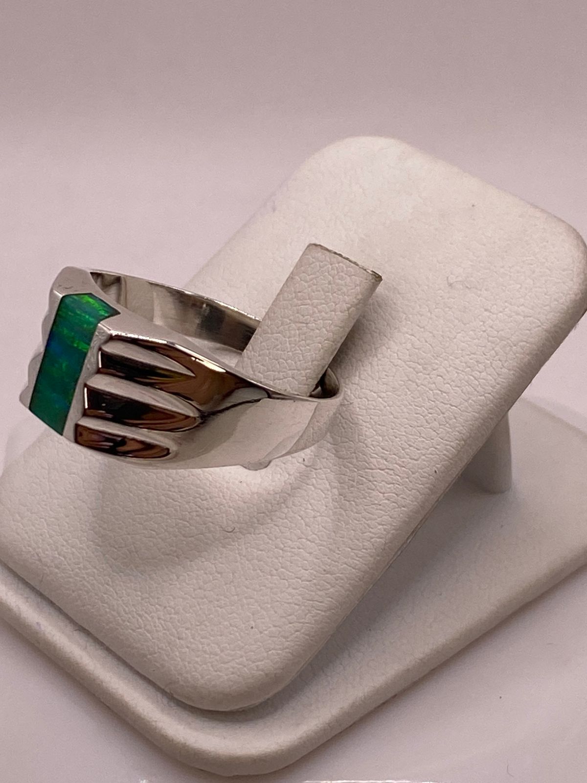 Anillo Plata Ley 925 con Ópalo Fuego Verde Diseño Contemporáneo con Incrustación Vertical, vista lateral